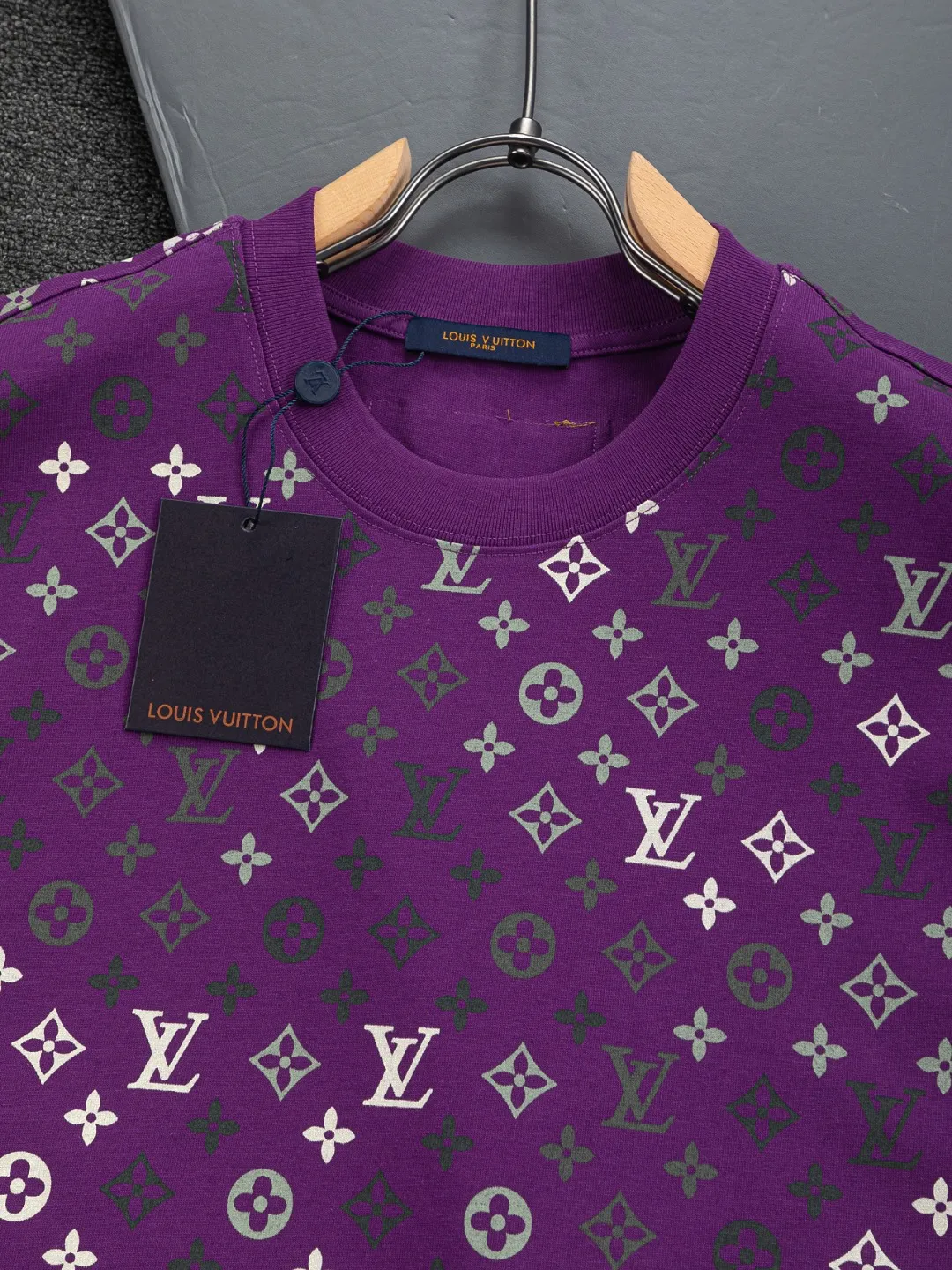 🅿️200 Louis Vuitton 1V LV lv slightly wide version S-XL LV 26ss new products are available at the counter simultaneously. Multiple craftsmanship. Chest patch letters 🪡 embroidery. Back patch letters four-leaf clover 🍀🪡 embroidery. Round neck short-sleeved T-shirt, same style for men and women! Consigned to one-to-one creation. Synchronized with the official website, pure cotton fabrics at the counter! It is close to the skin and comfortable, durable and easy to wear. It has a classic and simple logo design and meticulous original craftsmanship. Short-sleeves, a must-have item for men, do not appear to be the same for the general public, but must be unique and eye-catching. This LV short-sleeve is all about quality, comfort, the same shape and fashion as always, including fabrics and cutting techniques. All of them have been made with great effort! 320 grams of washed pure cotton fabric, pure cotton is breathable, very refreshing and comfortable for daily wear. The rib knitting on the neckline is smooth and tight, and the neckline will not be skewed if you toss it at will. The loose version, you will find that it looks really good on the upper body. The overall is minimalist and neat, super versatile for daily use! Pair it casually with a pair of pants for a youthful look. A T-shirt will make your outfit crazy. It is a fashionable item that can never go wrong! Color: Green Blue Purple Size: S-XL Size chart: S: Shoulder width 50-Bust 56-Length 70 M: Shoulder width 52-Bust 57-Length 72 L: Shoulder width 54-Bust 59-Length 74 XL: Shoulder width 56-Bust 62-Length 76
